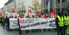 Vertrauensleute von Ford mit IG Metall Transparent: »Ford stellt sich quer«